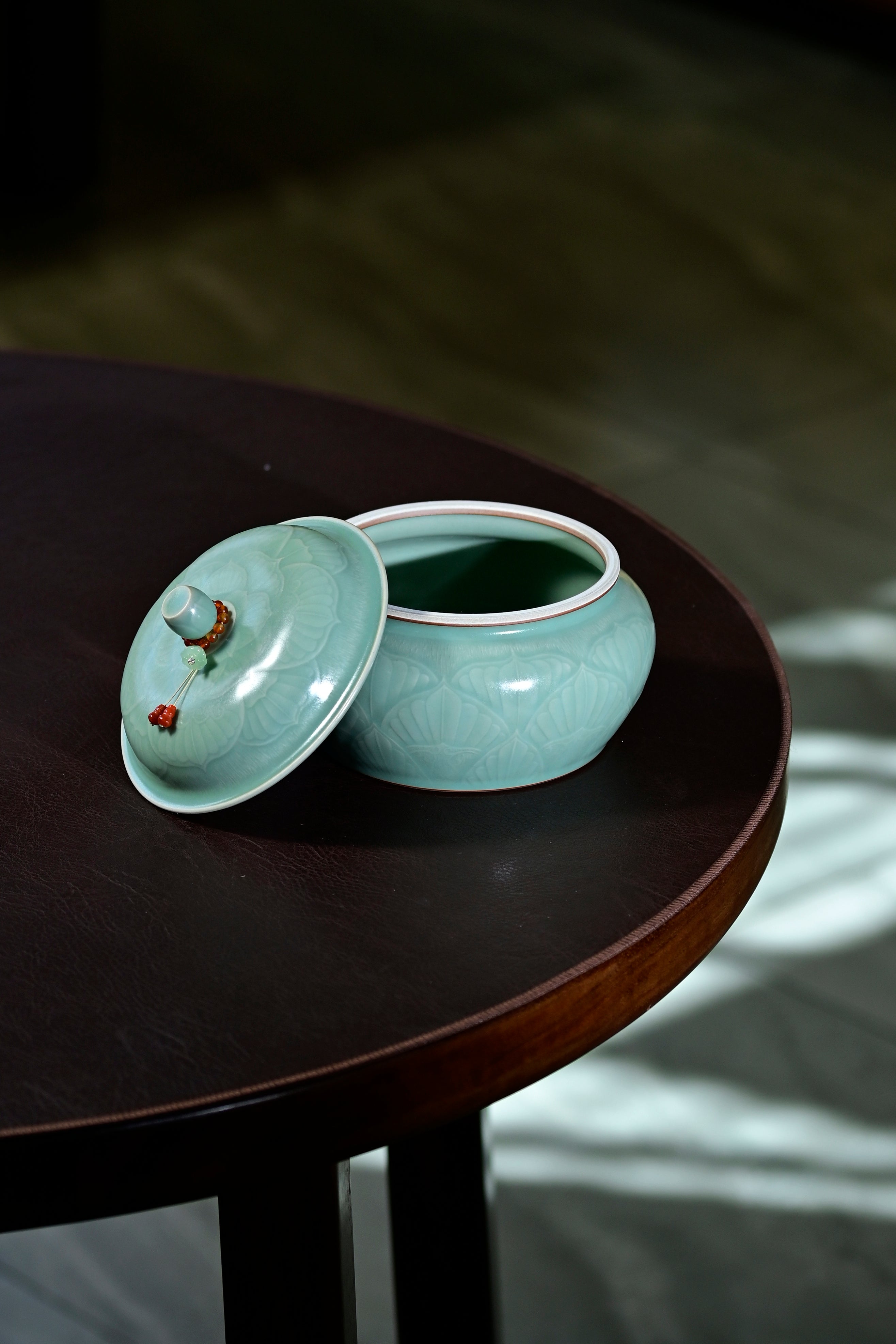 Huang Ke's Works-Celadon lotus-patterned tea caddy