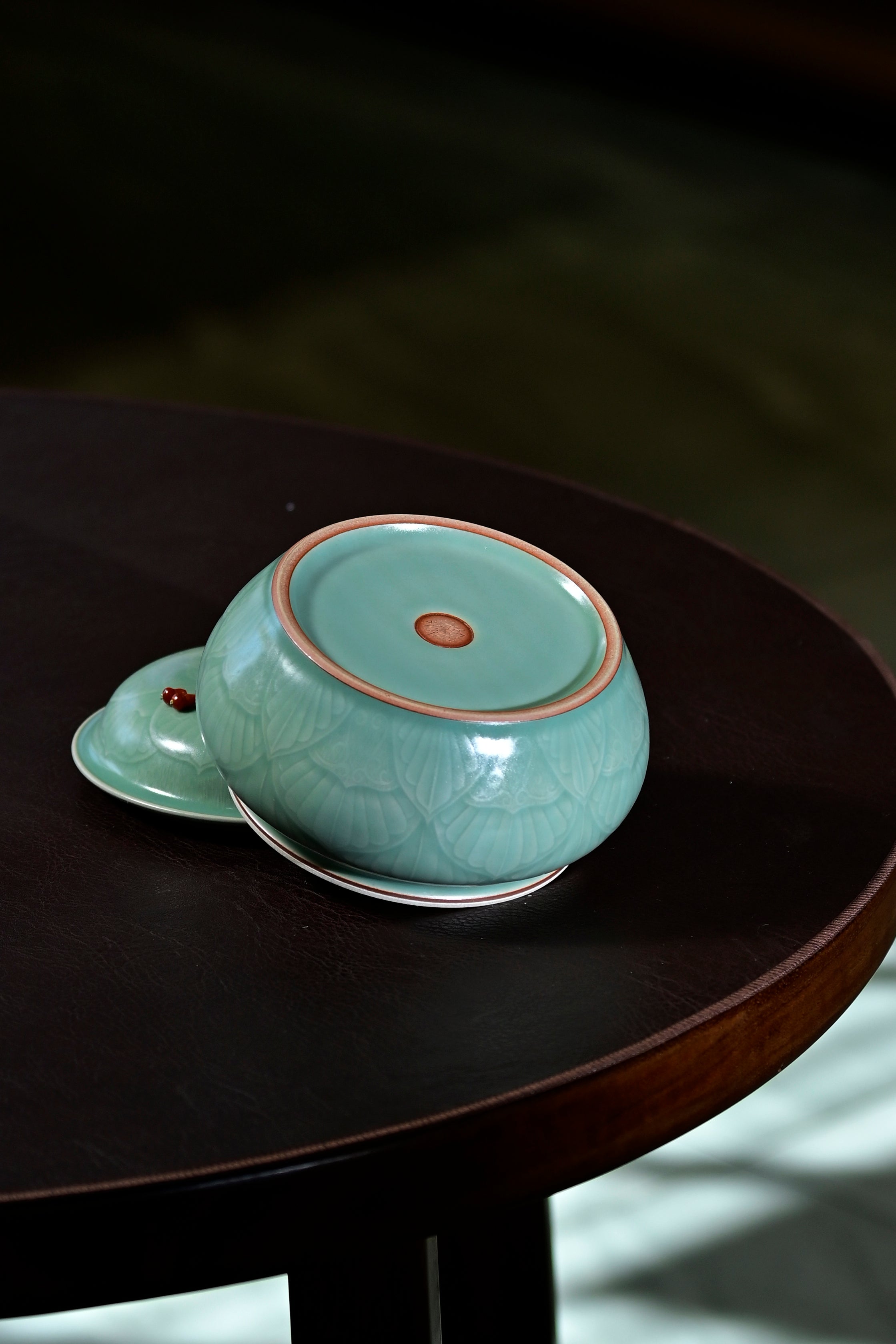 Huang Ke's Works-Celadon lotus-patterned tea caddy
