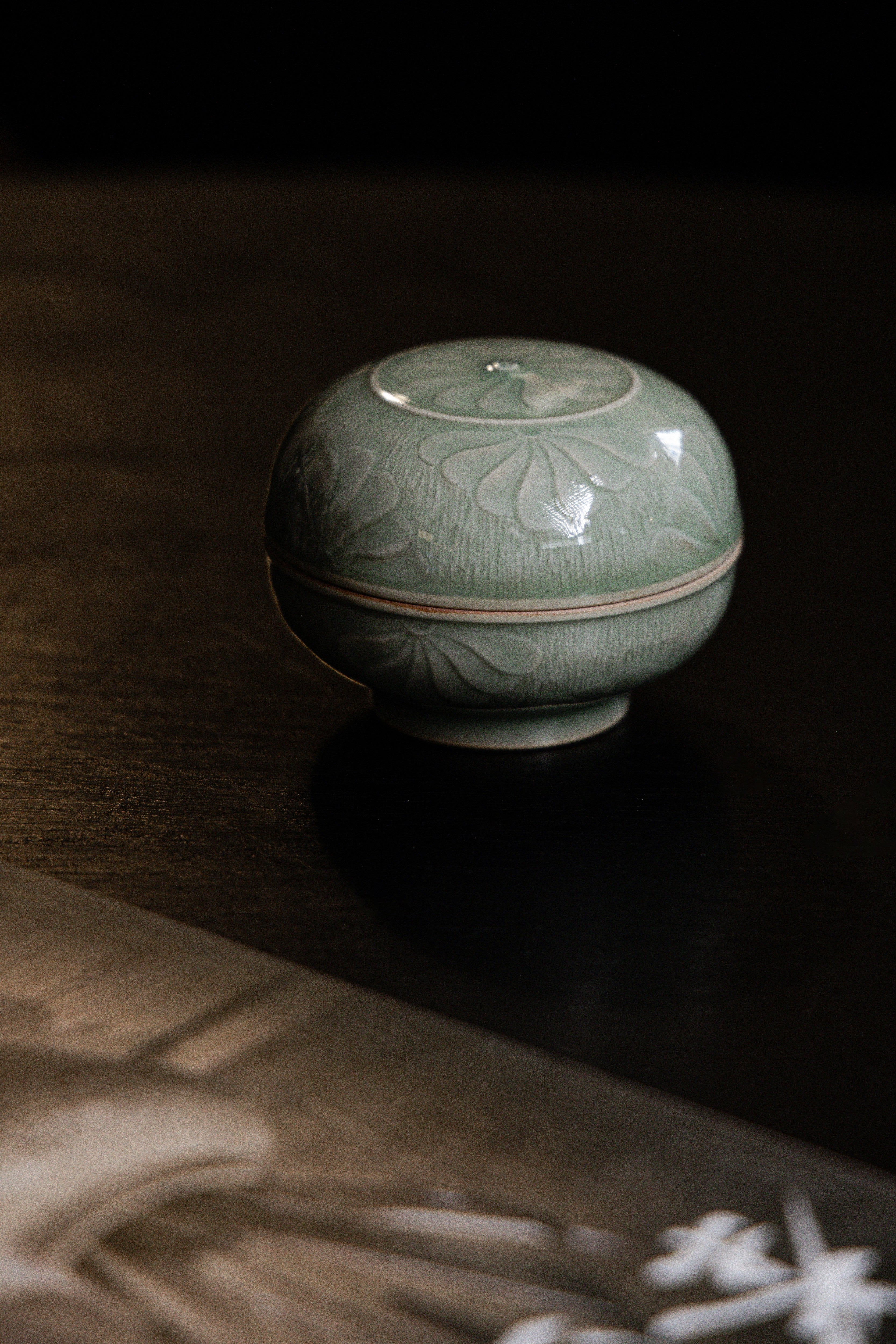 Huang Ke's Works-A small celadon powder box with engraved patterns