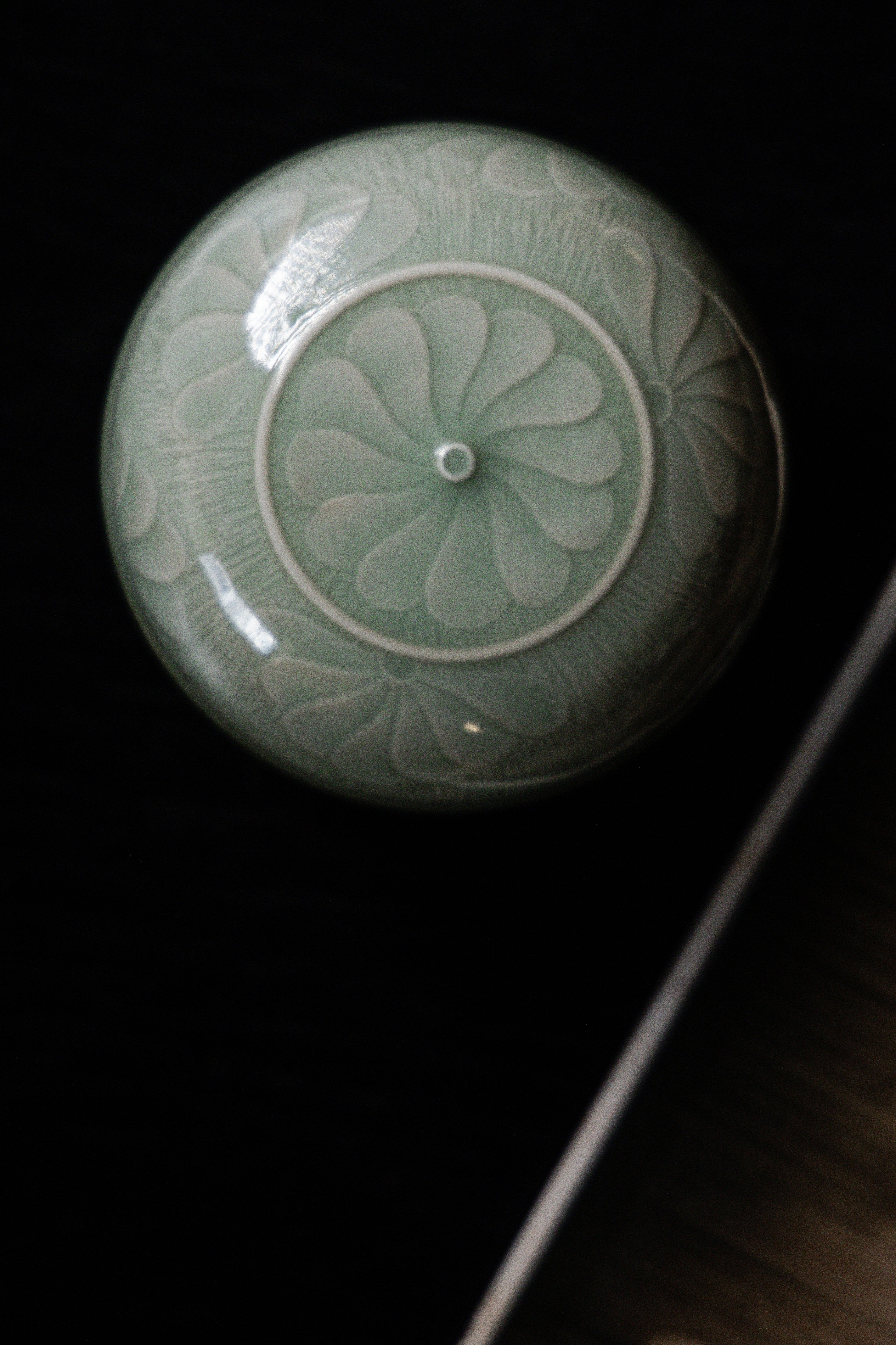 Huang Ke's Works-A small celadon powder box with engraved patterns