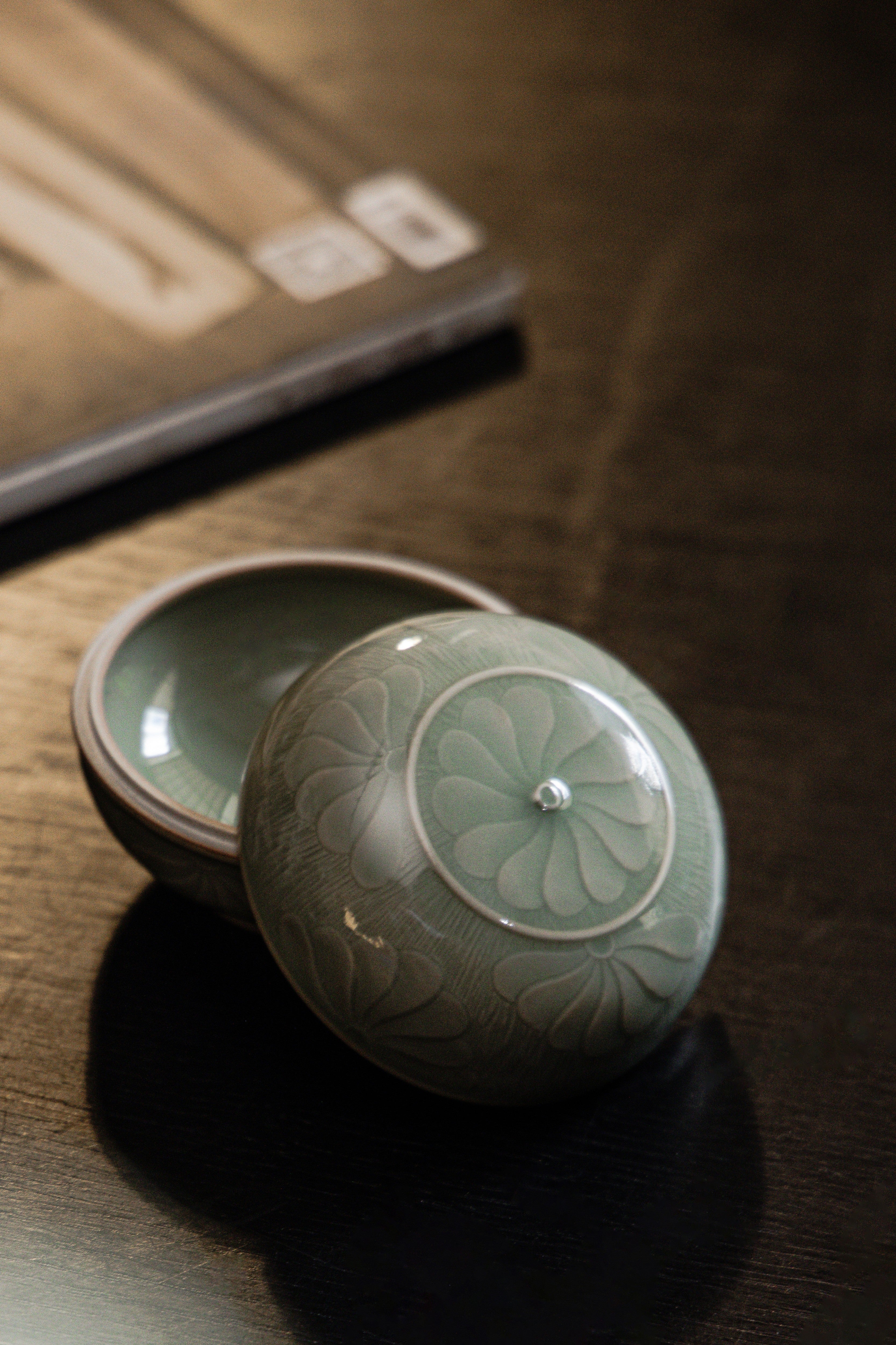 Huang Ke's Works-A small celadon powder box with engraved patterns