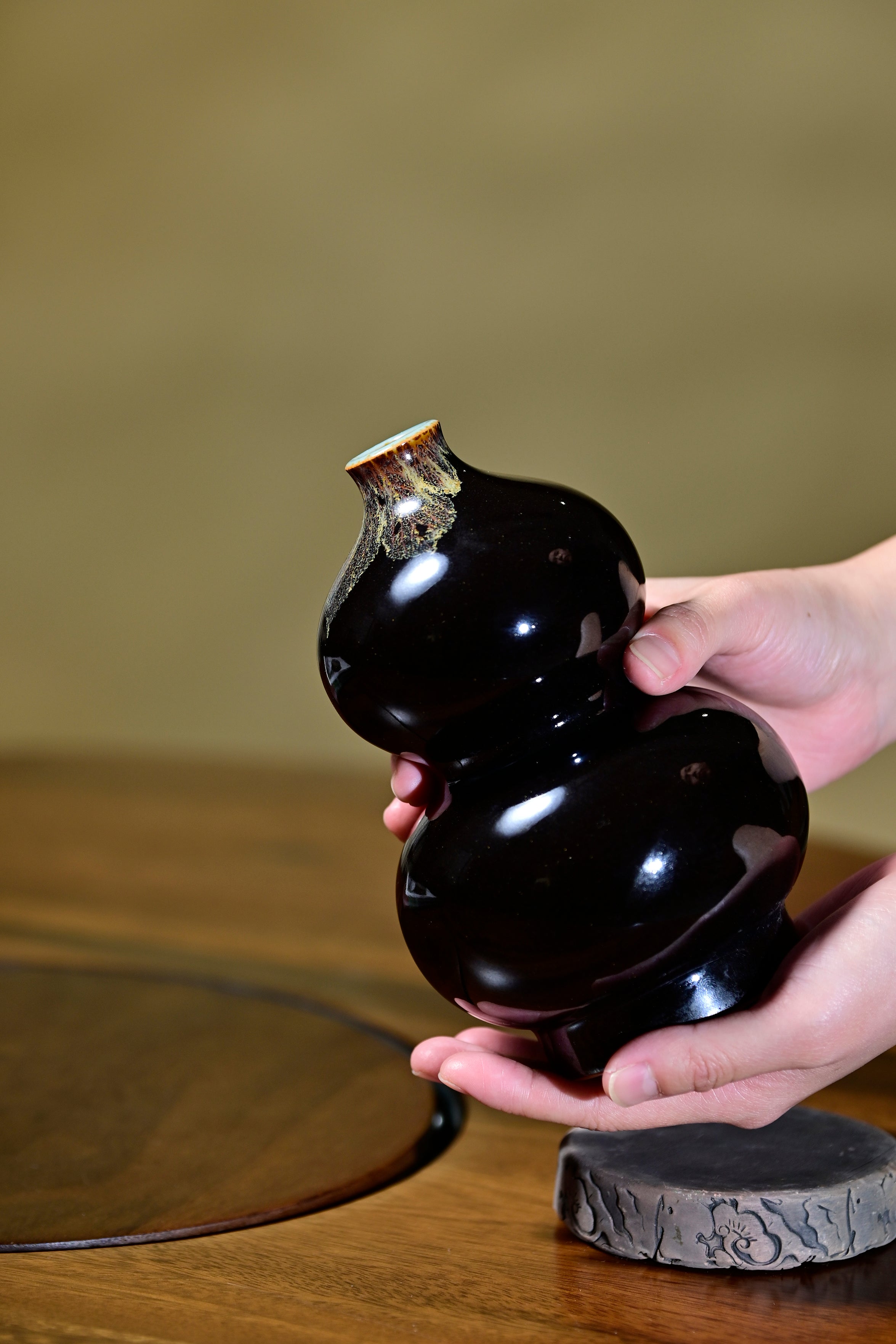 Black glaze with leaf pattern-gourd