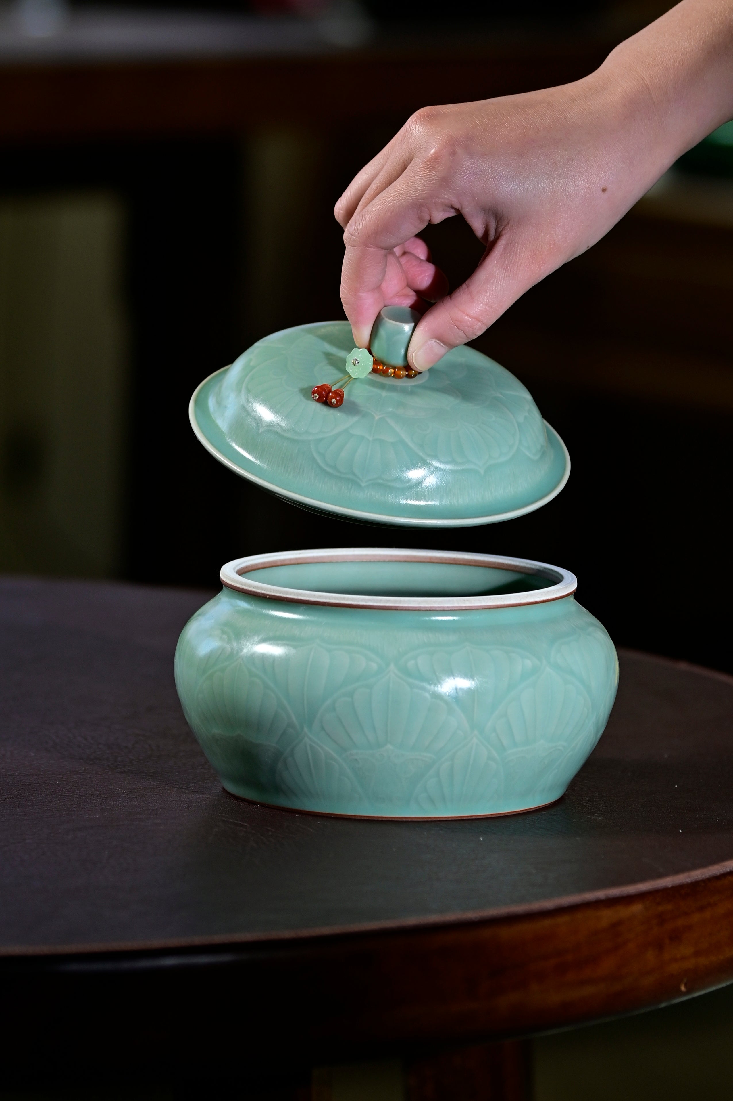 Huang Ke's Works-Celadon lotus-patterned tea caddy