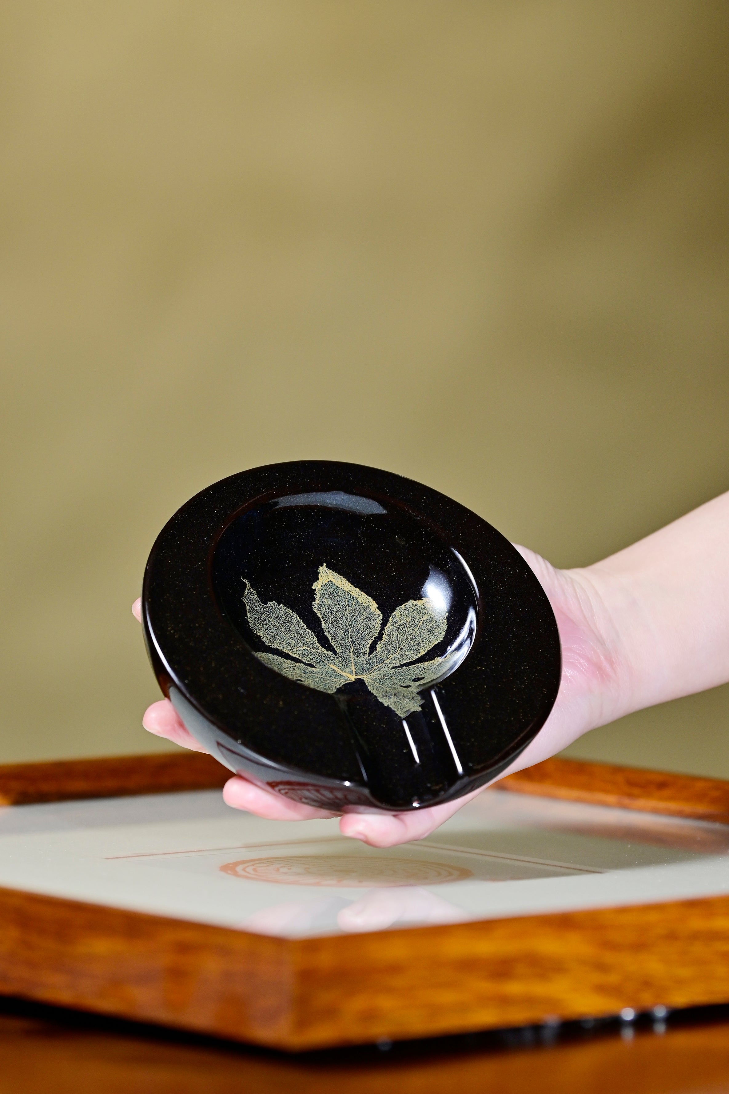 Black glaze with leaf pattern-cigar tray
