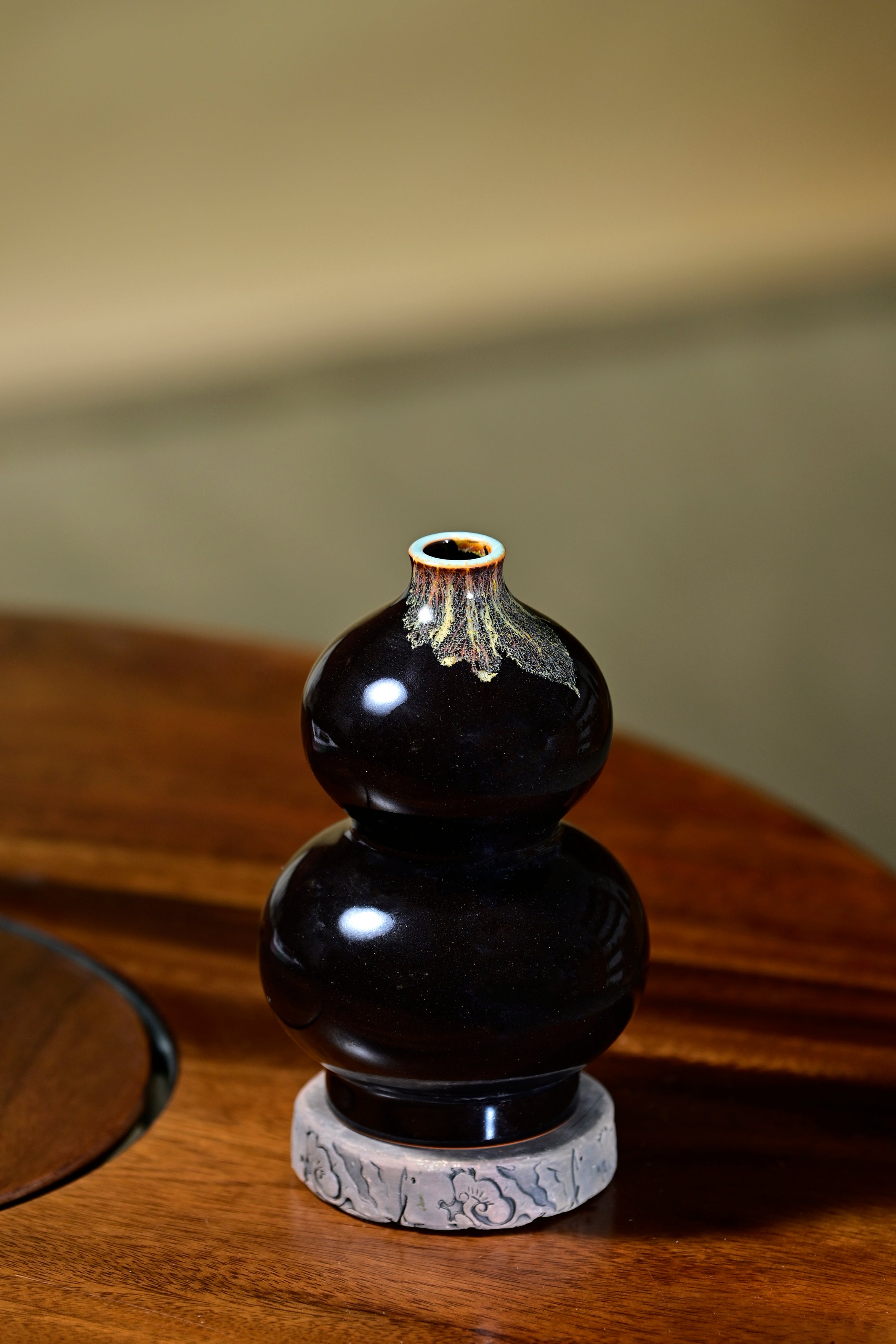 Black glaze with leaf pattern-gourd