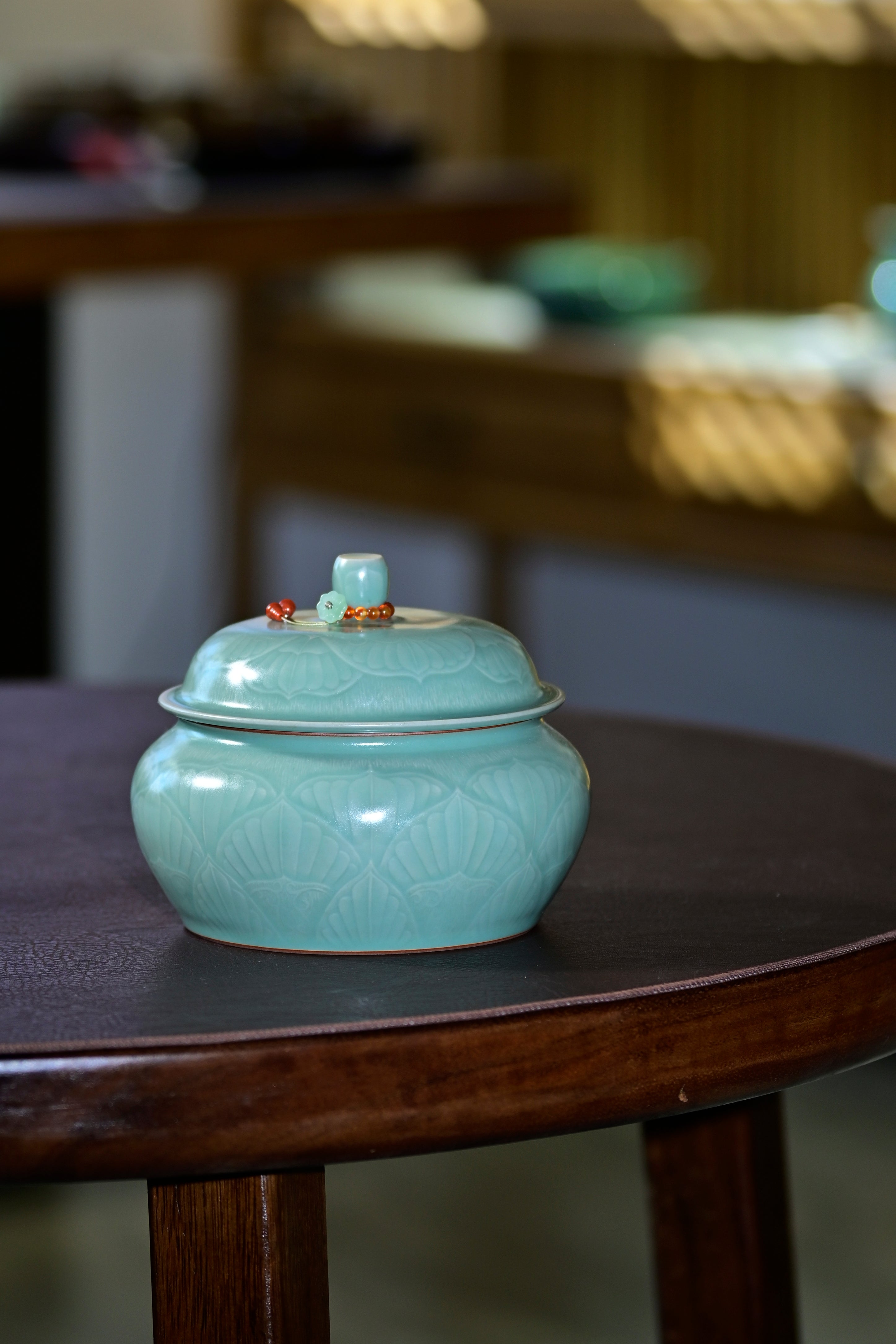 Huang Ke's Works-Celadon lotus-patterned tea caddy