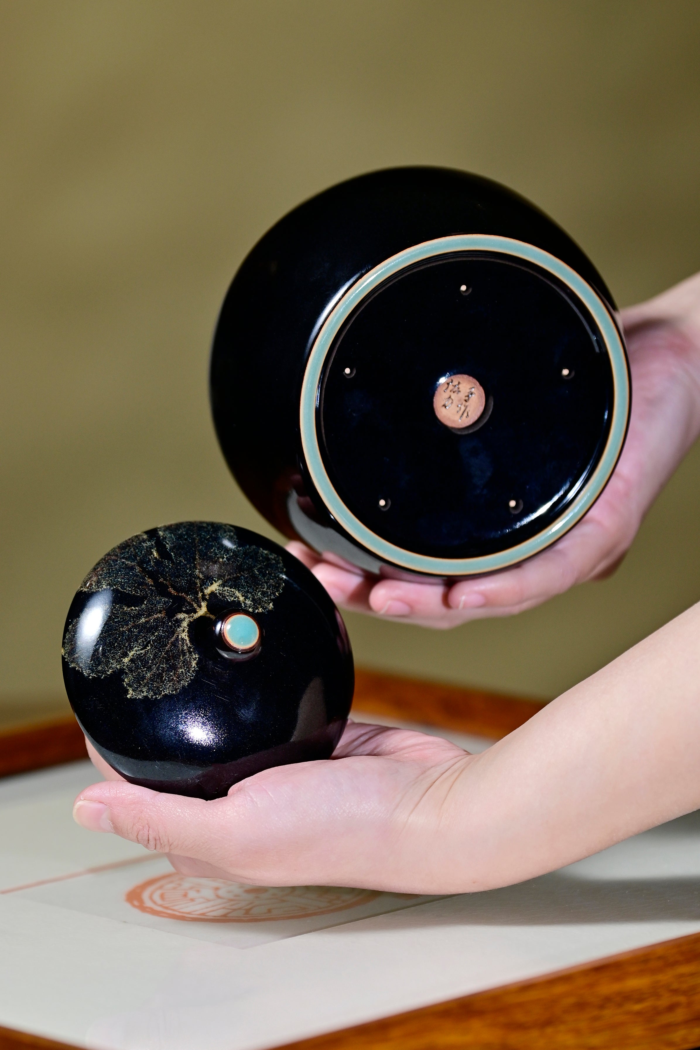Black glaze with leaf pattern-tea caddy