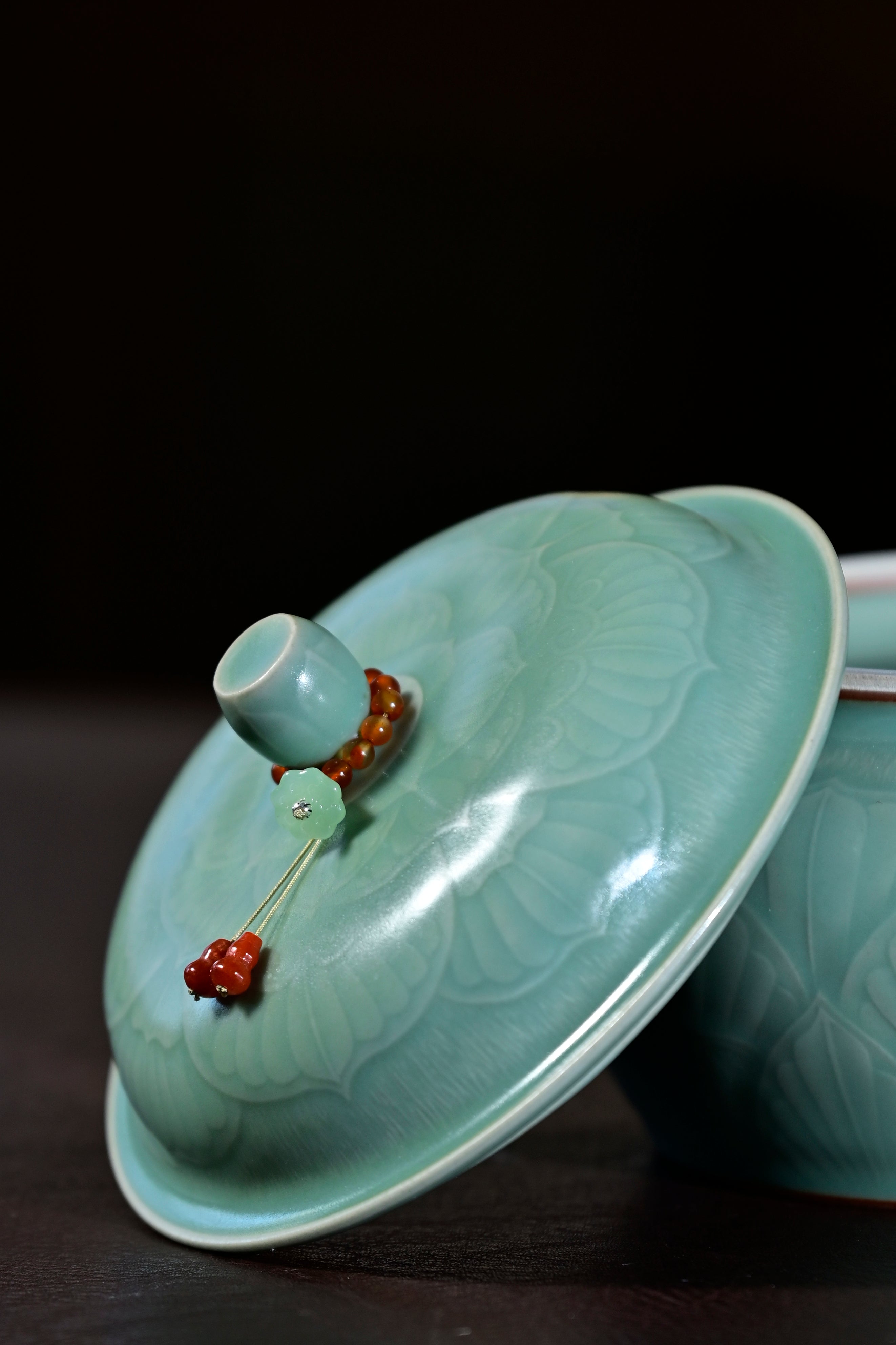 Huang Ke's Works-Celadon lotus-patterned tea caddy