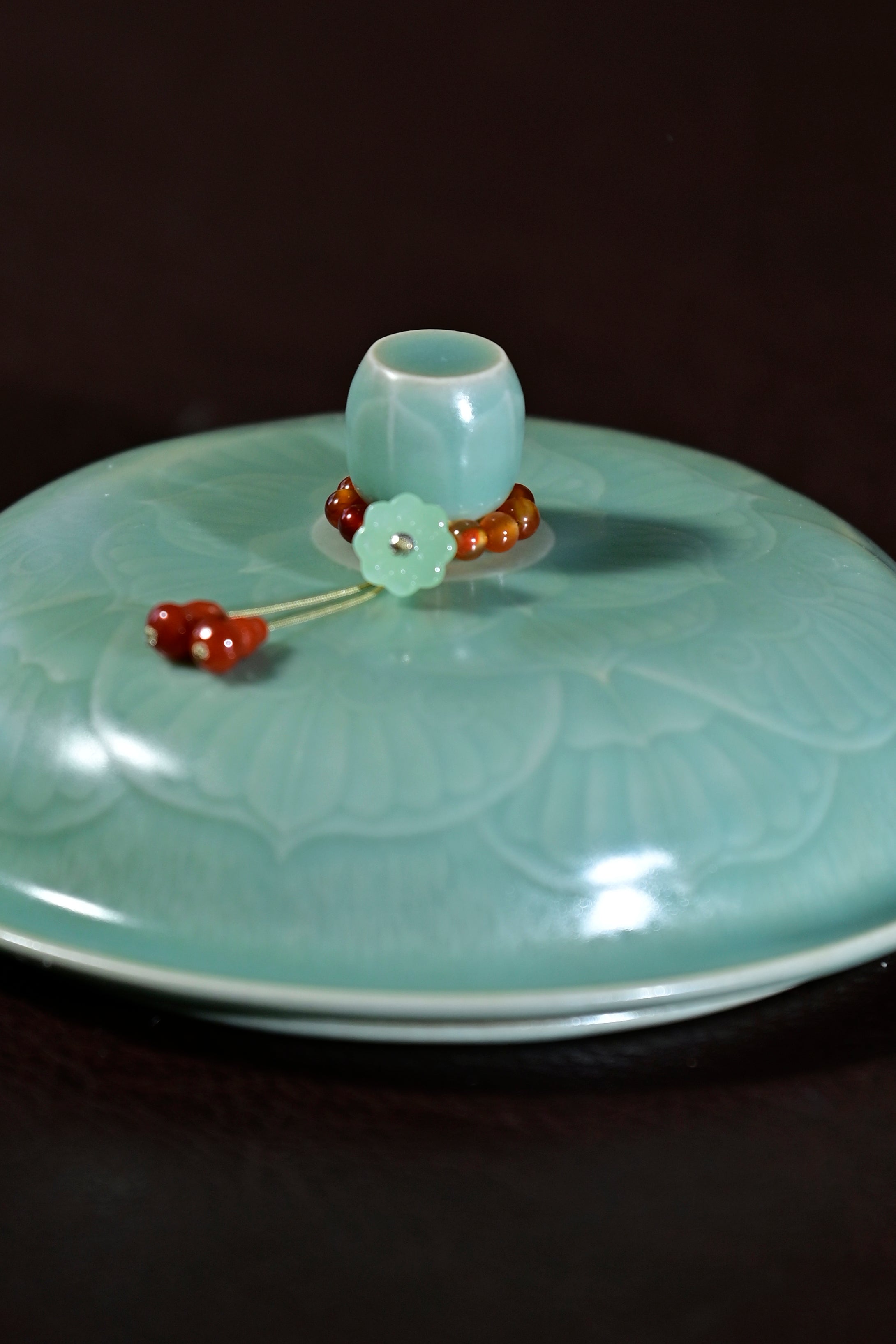 Huang Ke's Works-Celadon lotus-patterned tea caddy