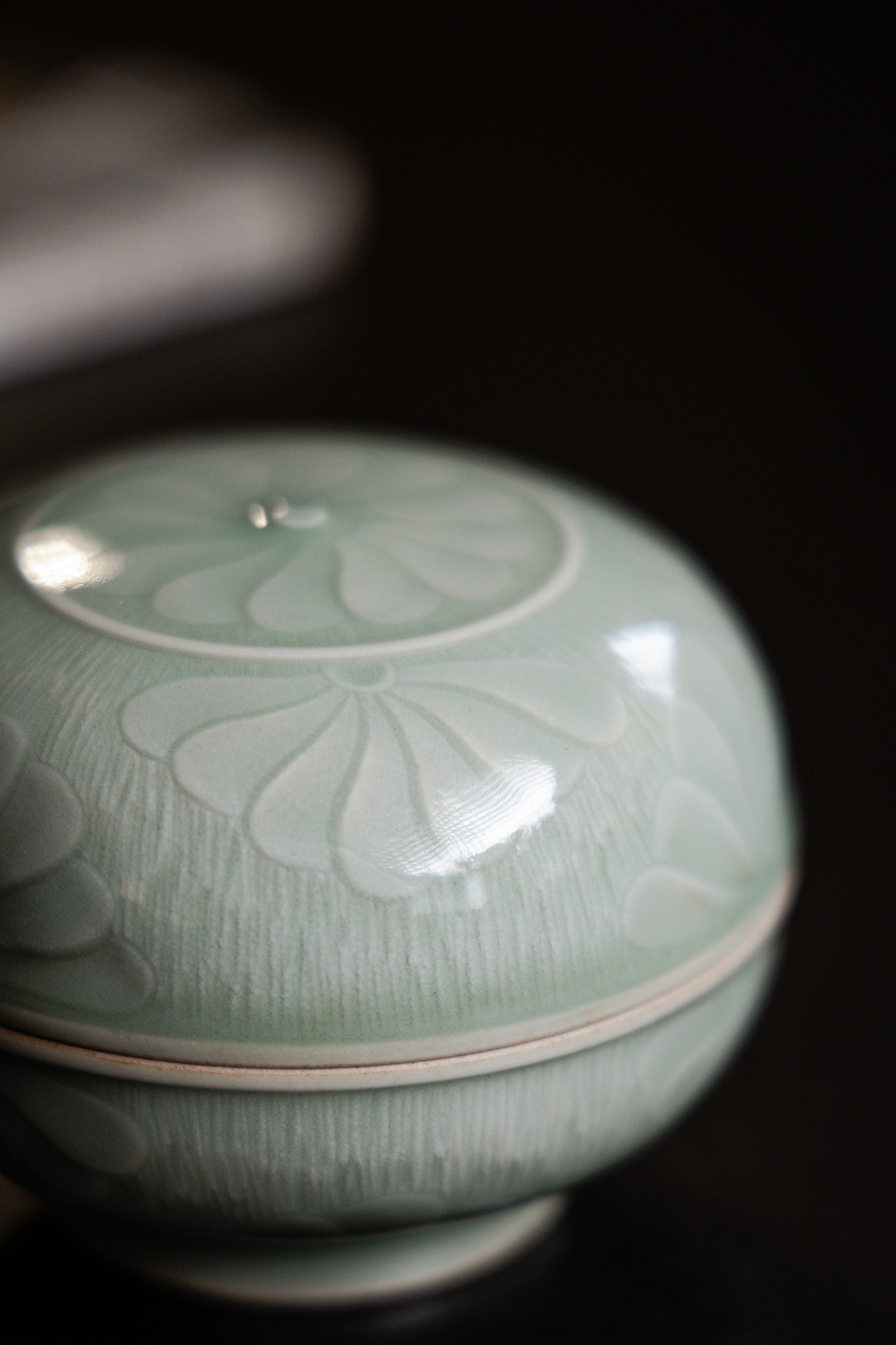 Huang Ke's Works-A small celadon powder box with engraved patterns
