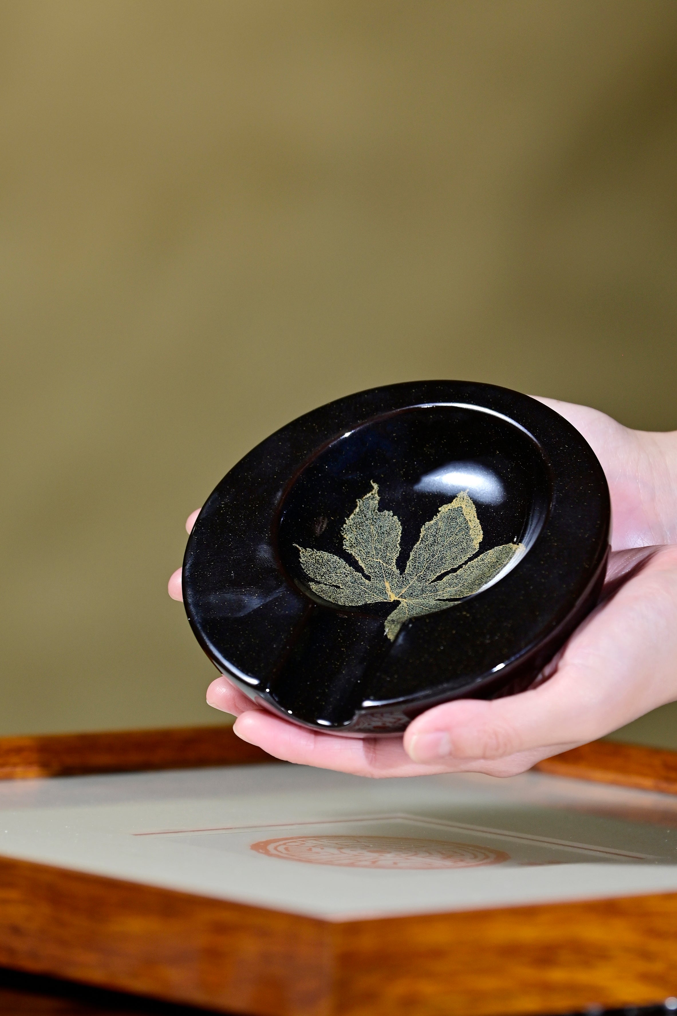 Black glaze with leaf pattern-cigar tray