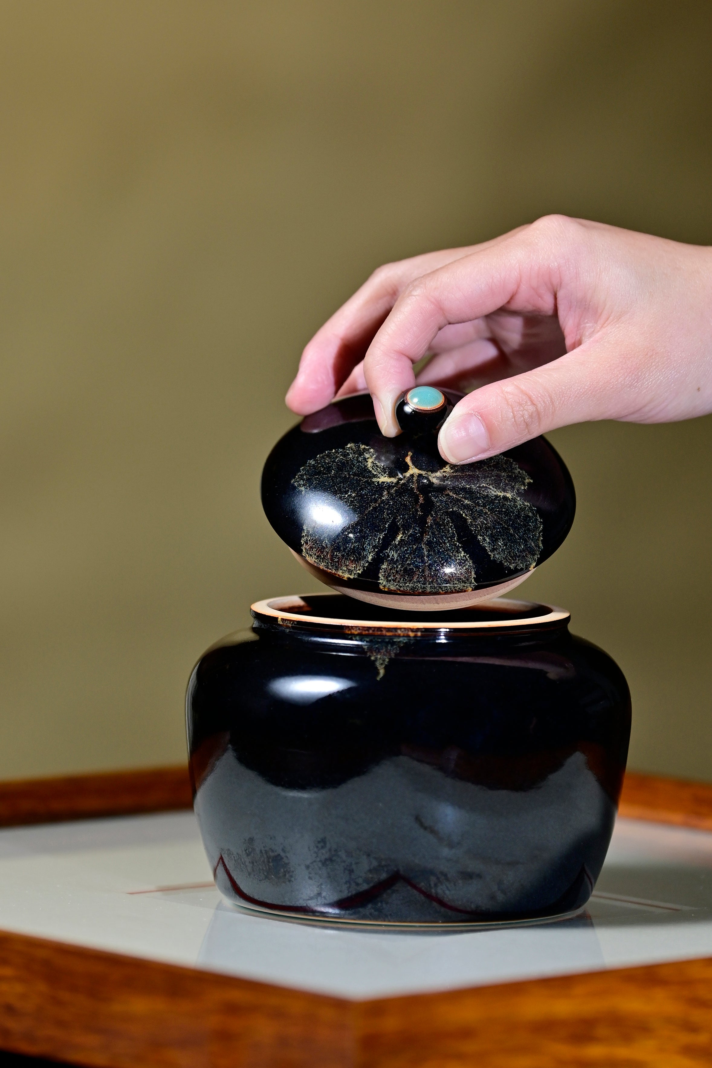 Black glaze with leaf pattern-tea caddy