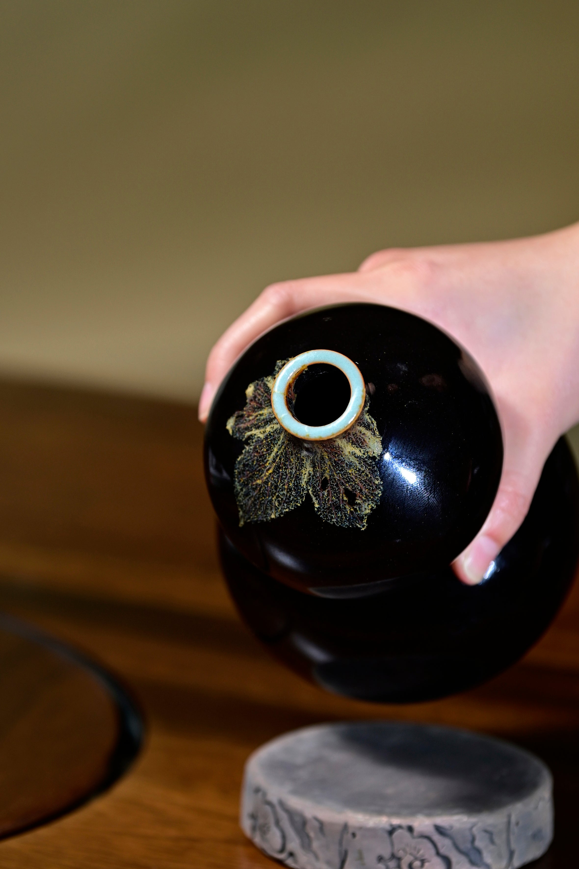 Black glaze with leaf pattern-gourd