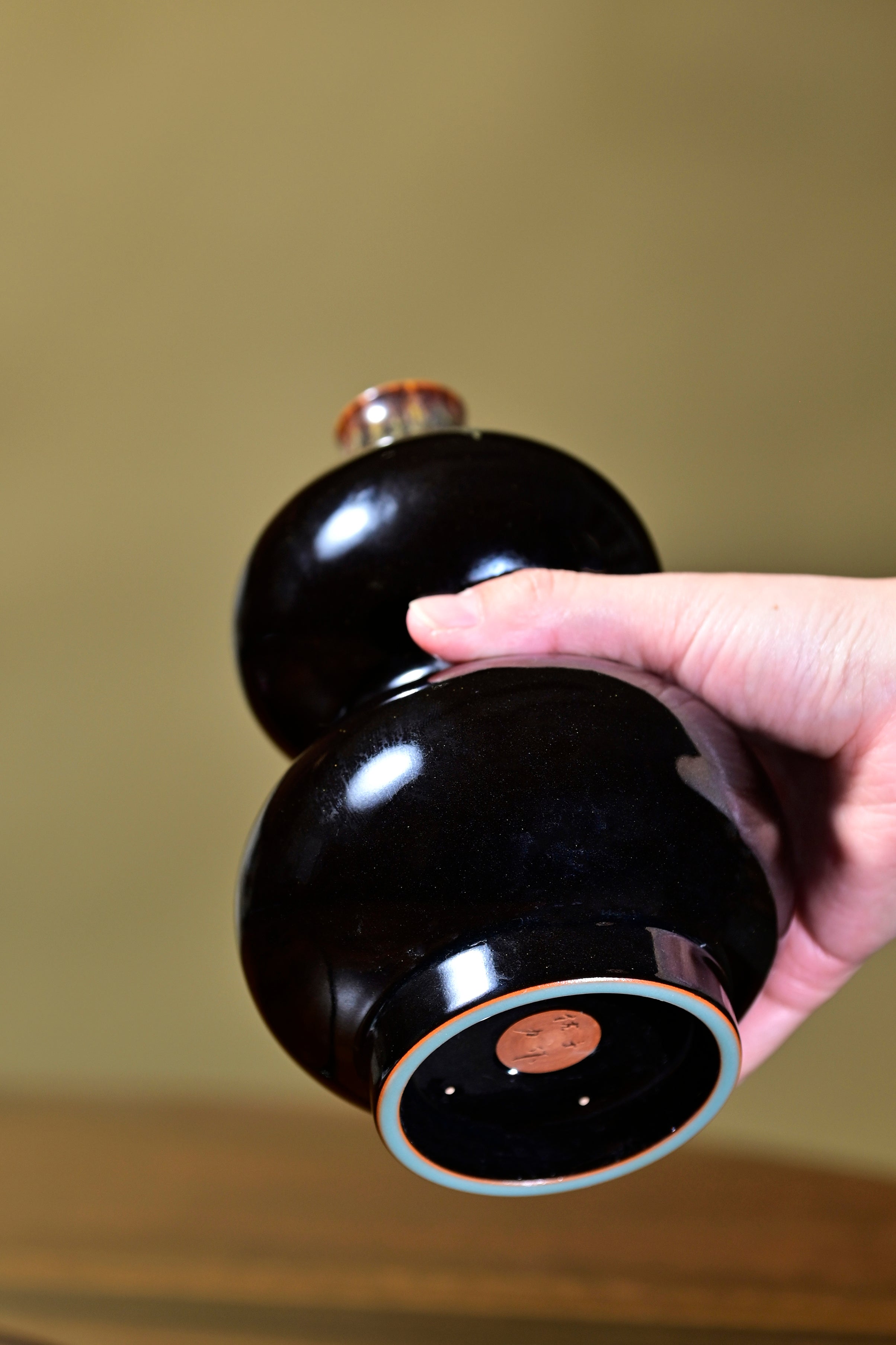 Black glaze with leaf pattern-gourd