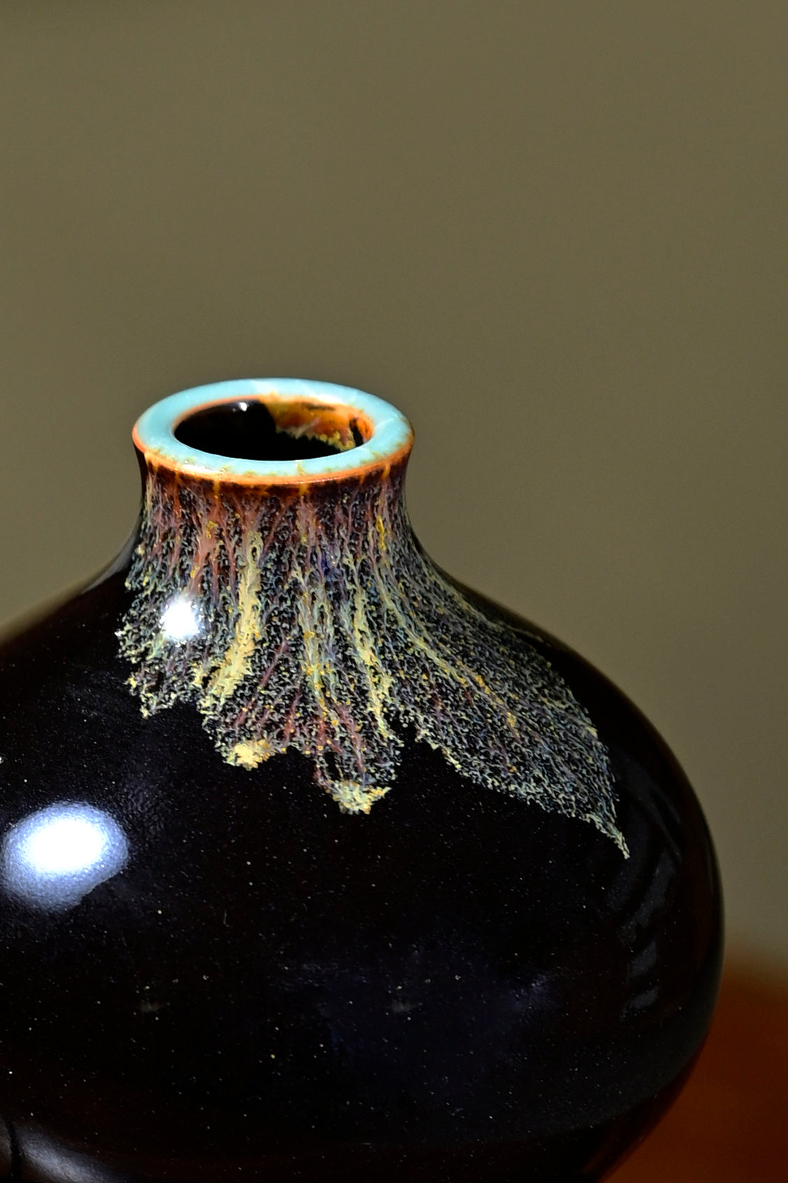Black glaze with leaf pattern-gourd