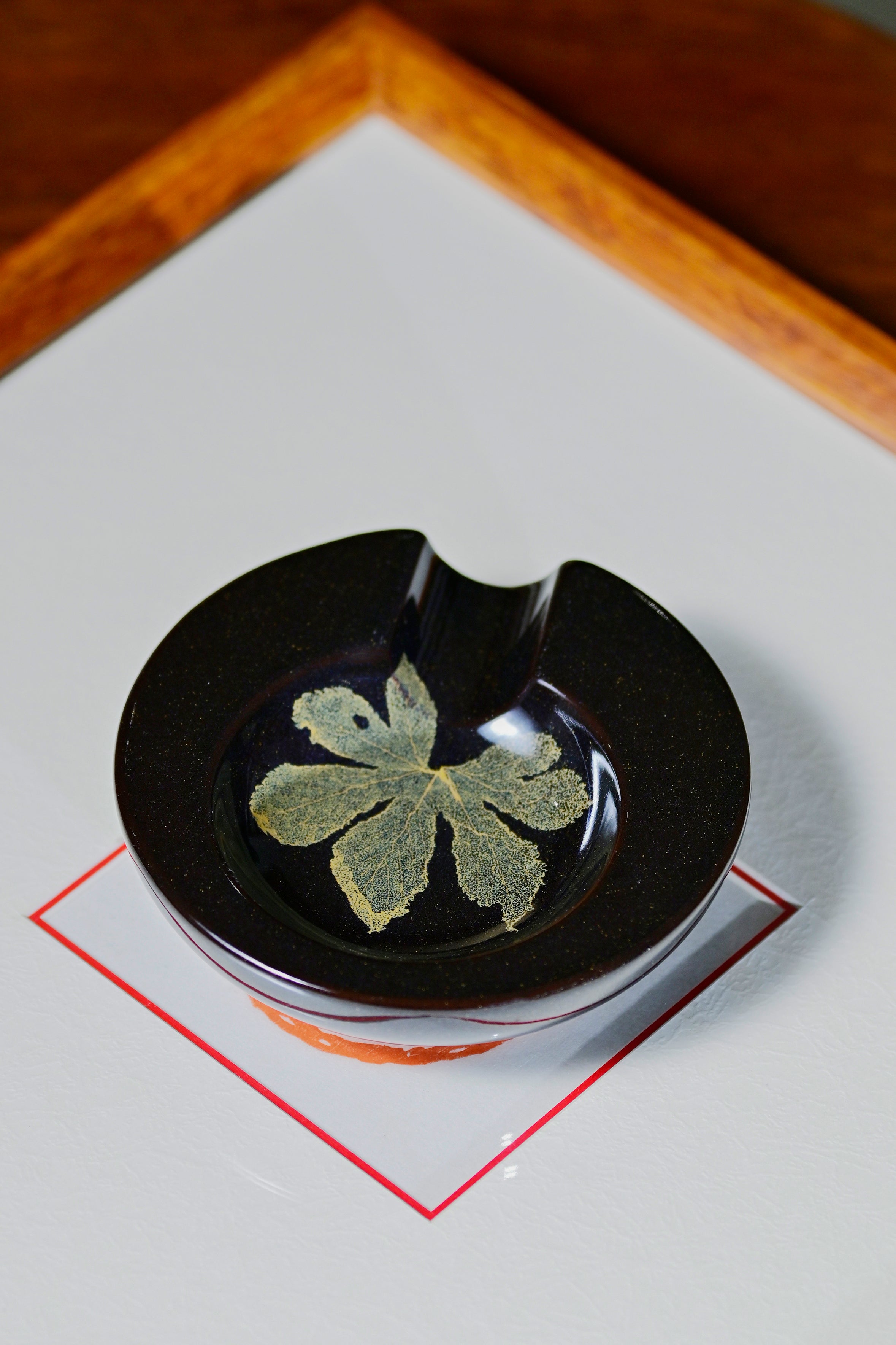 Black glaze with leaf pattern-cigar tray